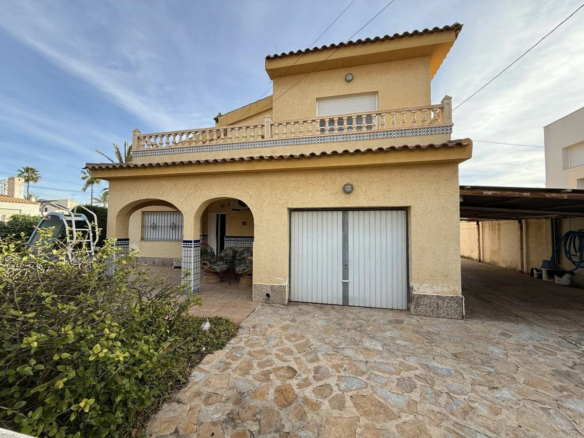 6-bedroom Villa In Torrevieja, Spain (170 M²)