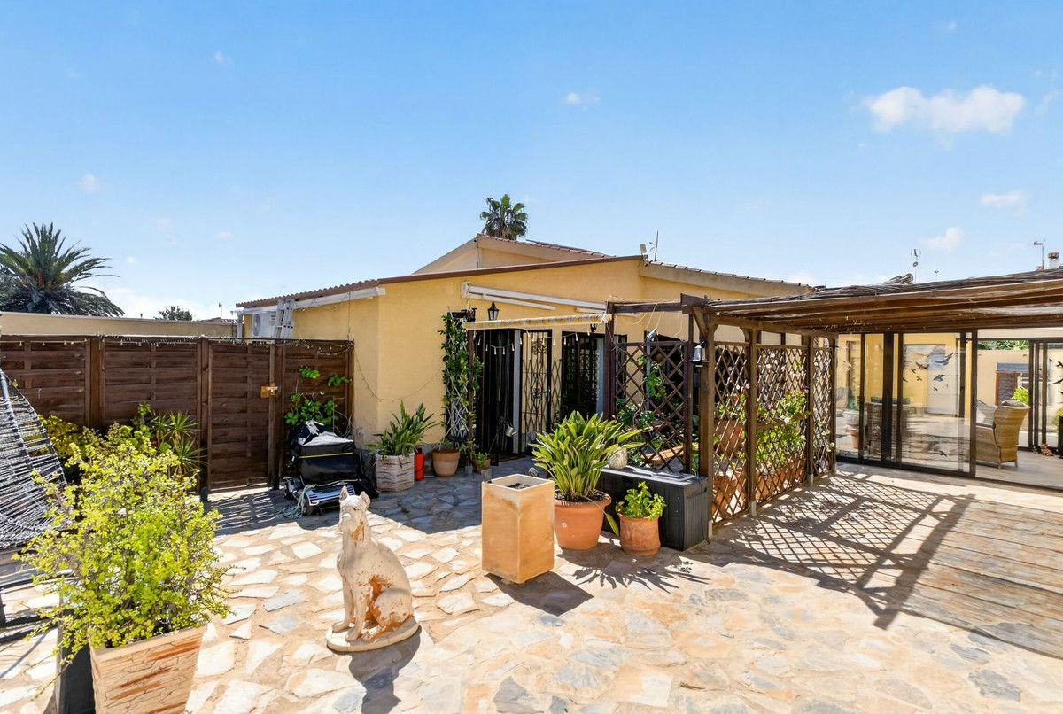 3-bedroom Villa In Torrevieja, Spain (130 M²)
