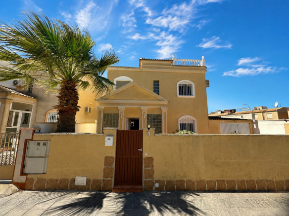 3-bedroom Villa In Torrevieja, Spain (86 M²)