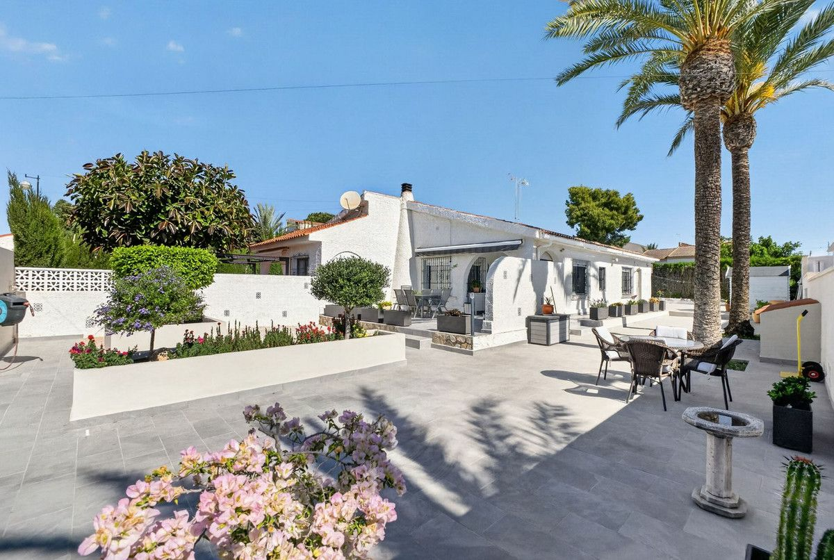 3-bedroom Villa In Torrevieja, Spain (76 M²)