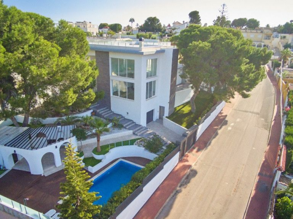 6-bedroom Villa In Orihuela Costa, Spain (286 M²)