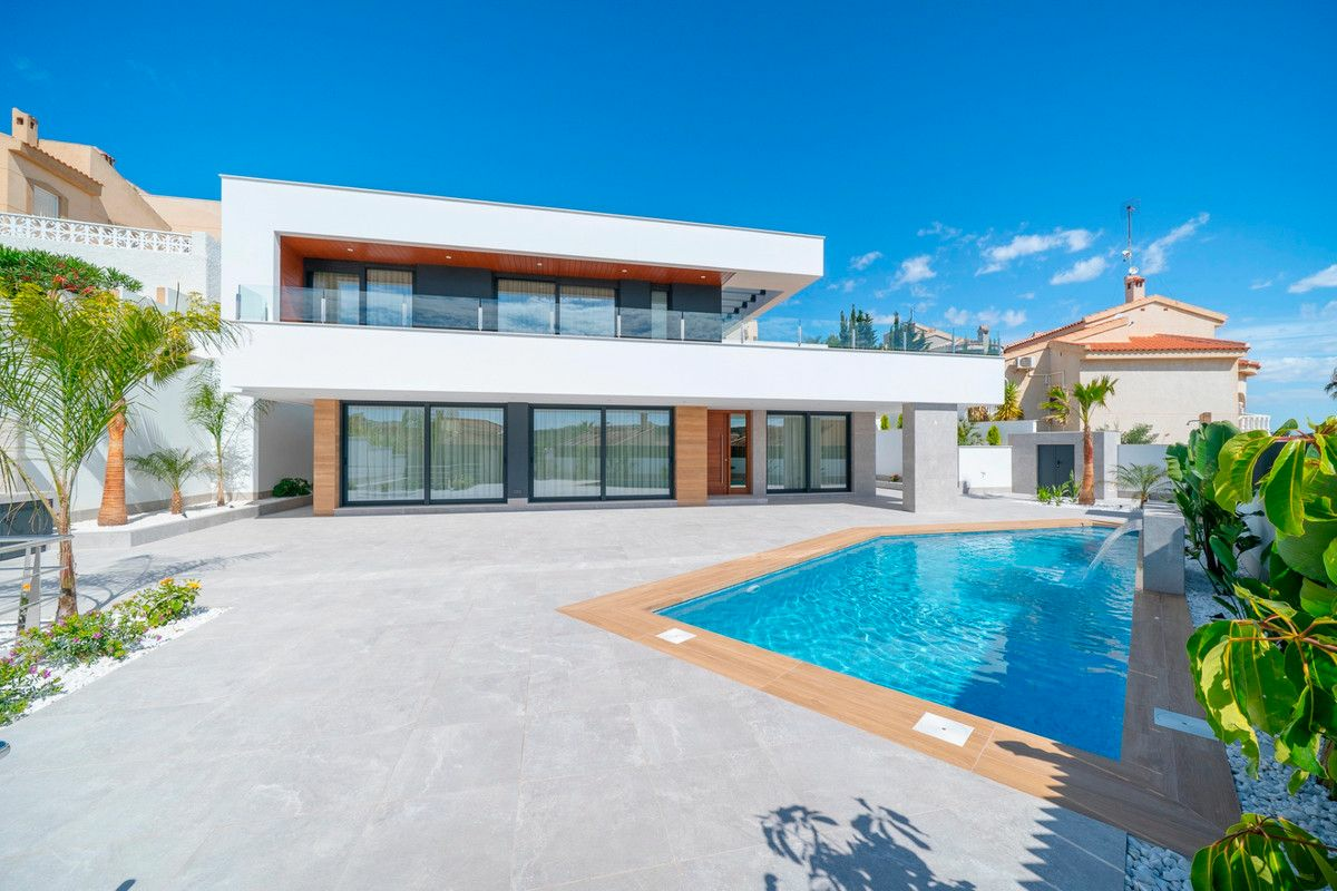 4-bedroom Villa In Rojales, Spain (203 M²)