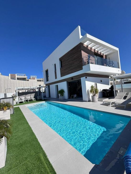 5-bedroom Villa In Orihuela Costa, Spain (148 M²)