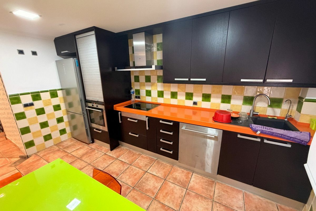3-bedroom House In Catral, Spain (195 M²)