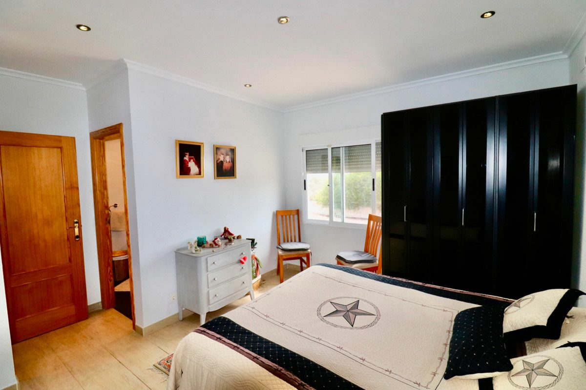 4-bedroom Villa In Albatera, Spain (198 M²)