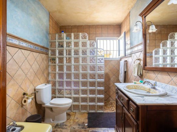 5-bedroom Villa In Villena, Spain (199 M²)