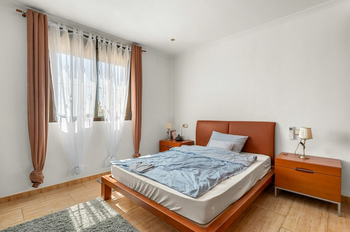 5-bedroom Country House In Crevillent, Spain (181 M²)