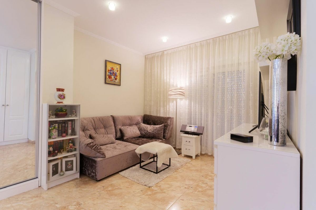 7-bedroom Villa In Orihuela Costa, Spain (284 M²)