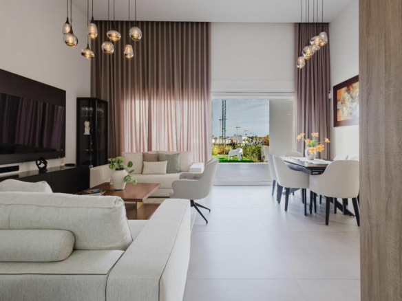 4-bedroom Villa In Algorfa, Spain (362 M²)