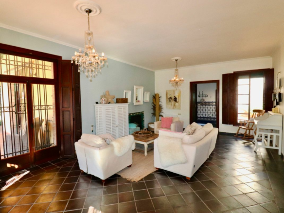 6-bedroom Villa In Almoradi, Spain (375 M²)