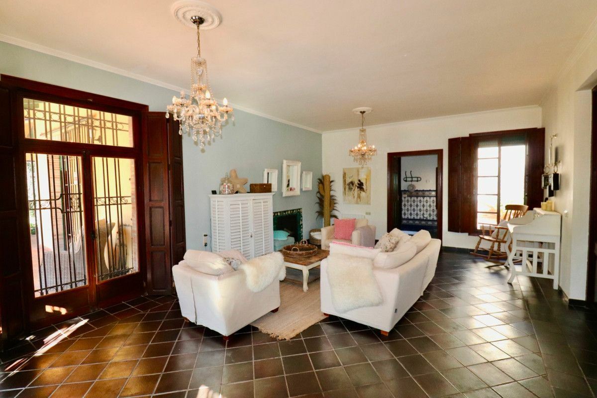 6-bedroom Villa In Almoradi, Spain (375 M²)