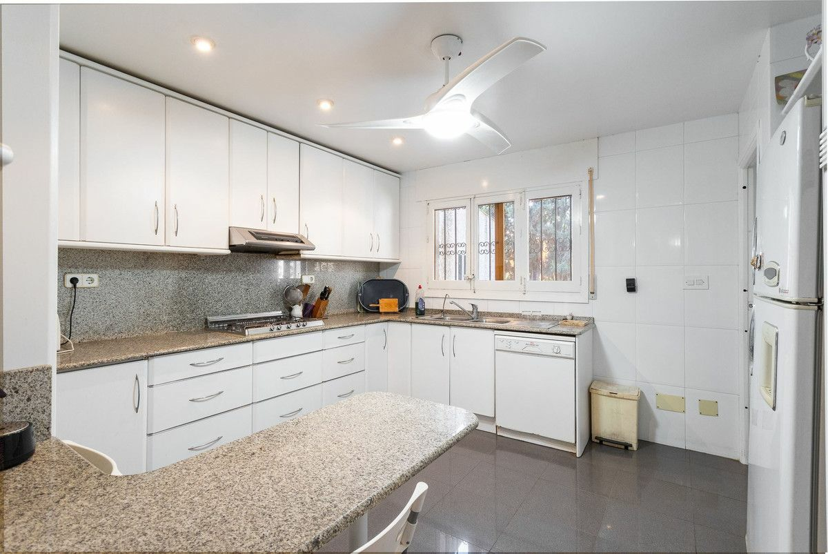 6-bedroom Villa In Orihuela Costa, Spain (204 M²)