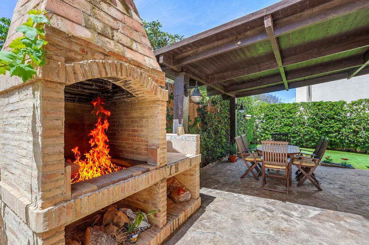 6-bedroom Villa In Torrevieja, Spain (500 M²)