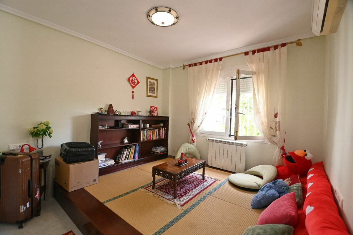4-bedroom Villa In Torrevieja, Spain (234 M²)