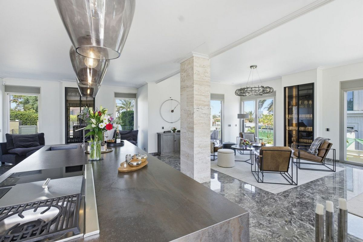 6-bedroom Villa In Orihuela Costa, Spain (442 M²)