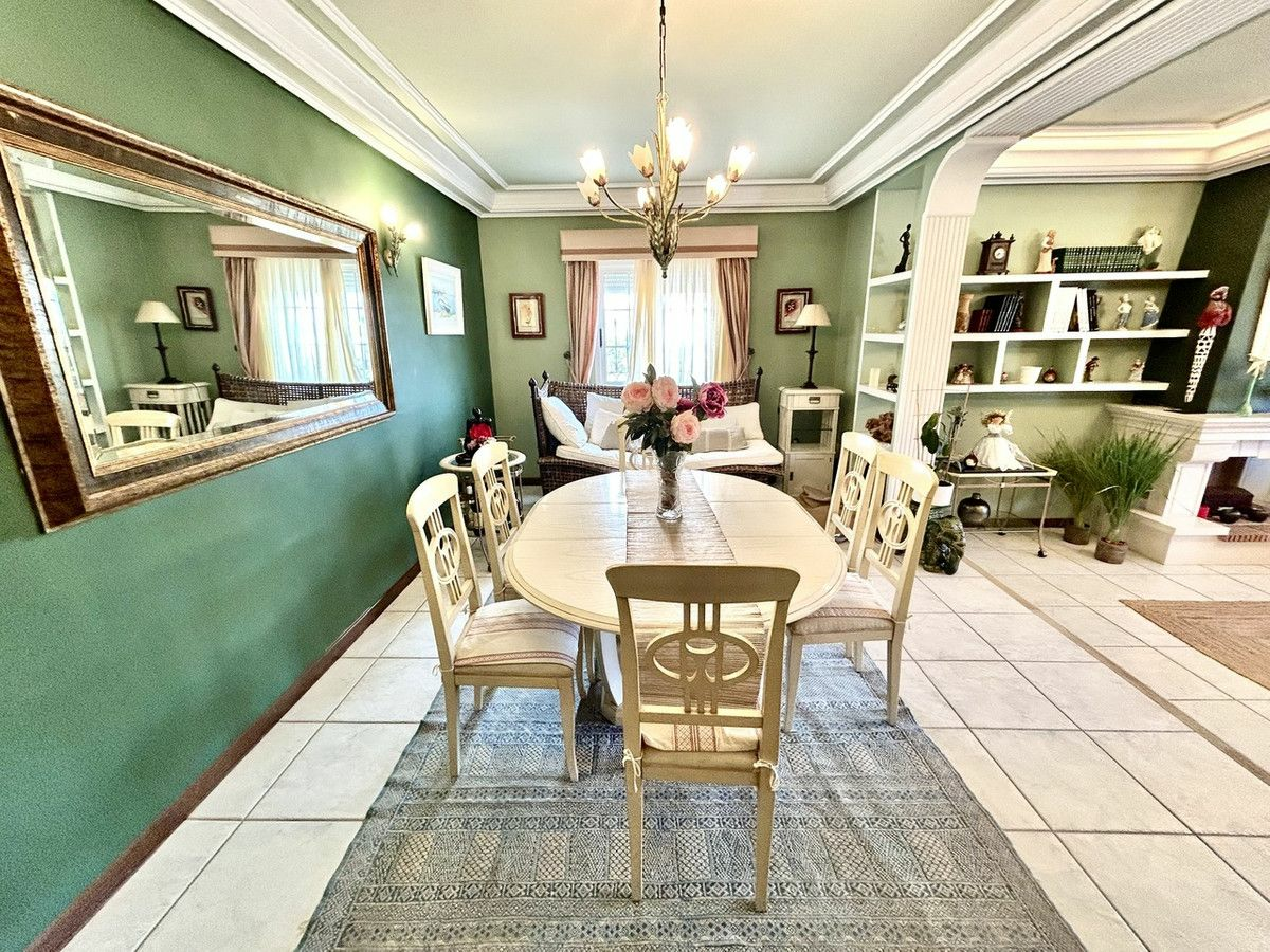 6-bedroom Villa In Torrevieja, Spain (440 M²)