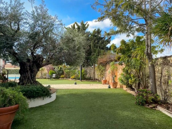 7-bedroom Villa In Orihuela Costa, Spain (450 M²)