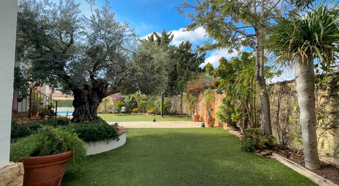7-bedroom Villa In Orihuela Costa, Spain (450 M²)