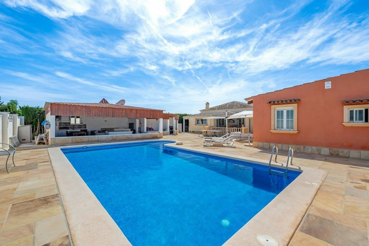 6-bedroom Country House In Almoradi, Spain (300 M²)