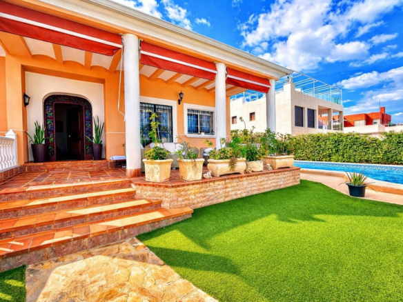 6-bedroom Villa In Torrevieja, Spain (440 M²)
