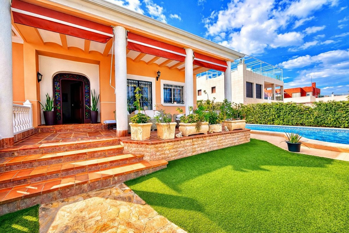 6-bedroom Villa In Torrevieja, Spain (440 M²)