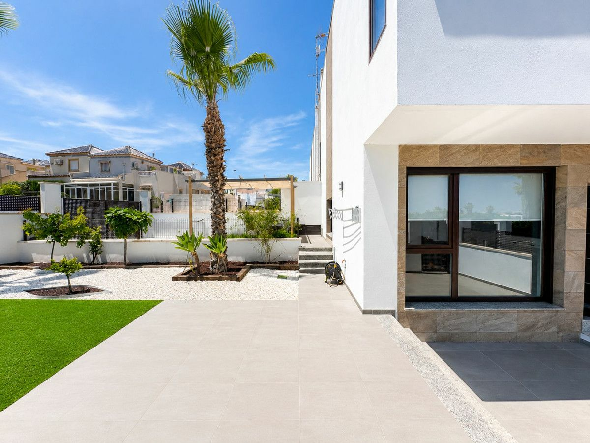 3-bedroom House In Torrevieja, Spain (106 M²)