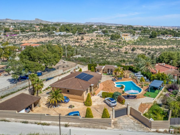 5-bedroom Country House In Crevillent, Spain (181 M²)
