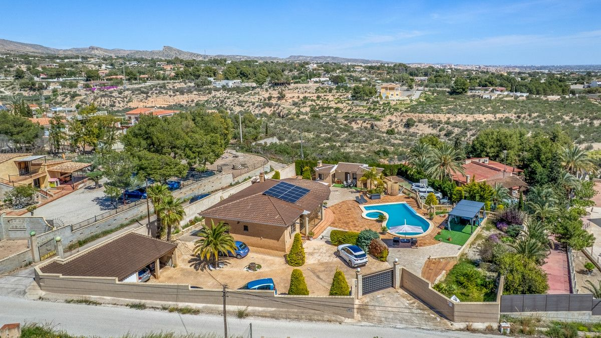 5-bedroom Country House In Crevillent, Spain (181 M²)