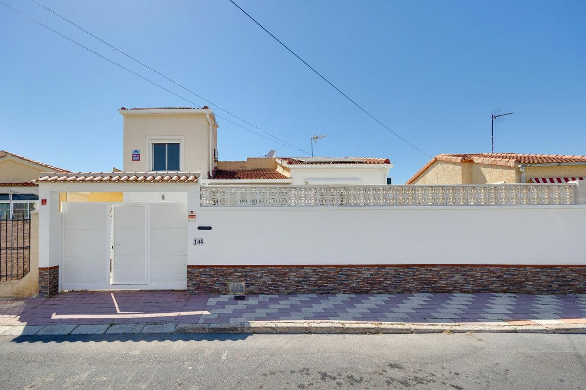 3-bedroom Villa In La Marina, Spain (121 M²)