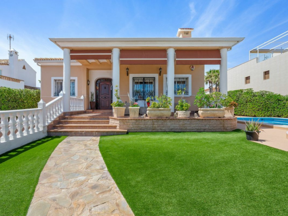6-bedroom Villa In Torrevieja, Spain (500 M²)