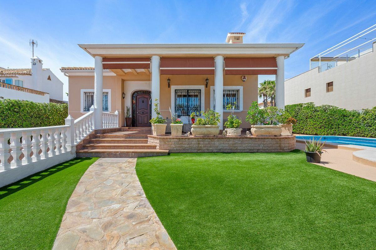 6-bedroom Villa In Torrevieja, Spain (500 M²)