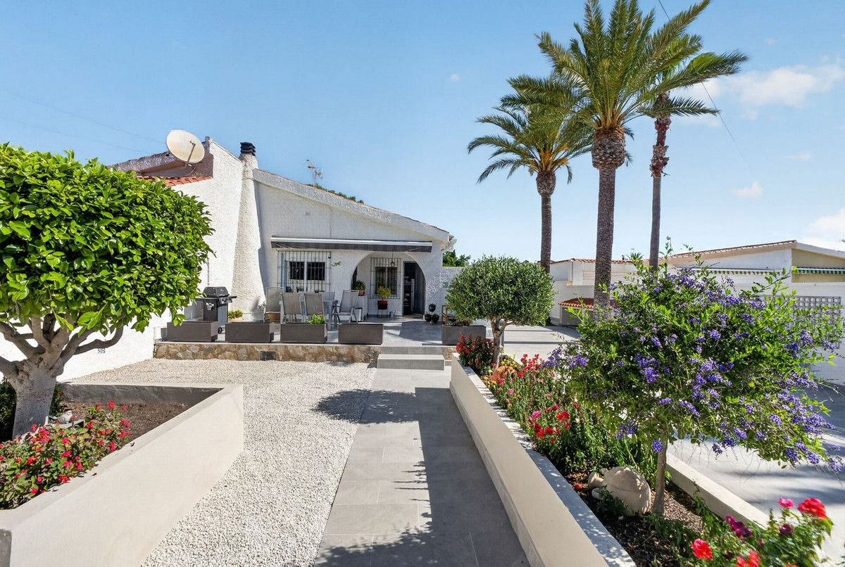 3-bedroom Villa In Torrevieja, Spain (76 M²)