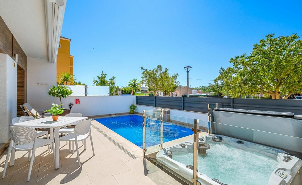 3-bedroom House In Formentera Del Segura, Spain (122 M²)