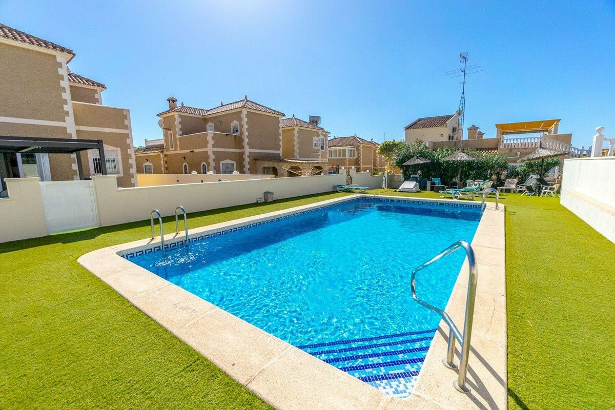 3-bedroom Villa In Torrevieja, Spain (105 M²)