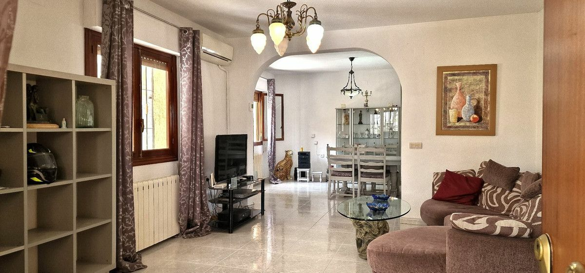 6-bedroom Villa In Orihuela, Spain (250 M²)