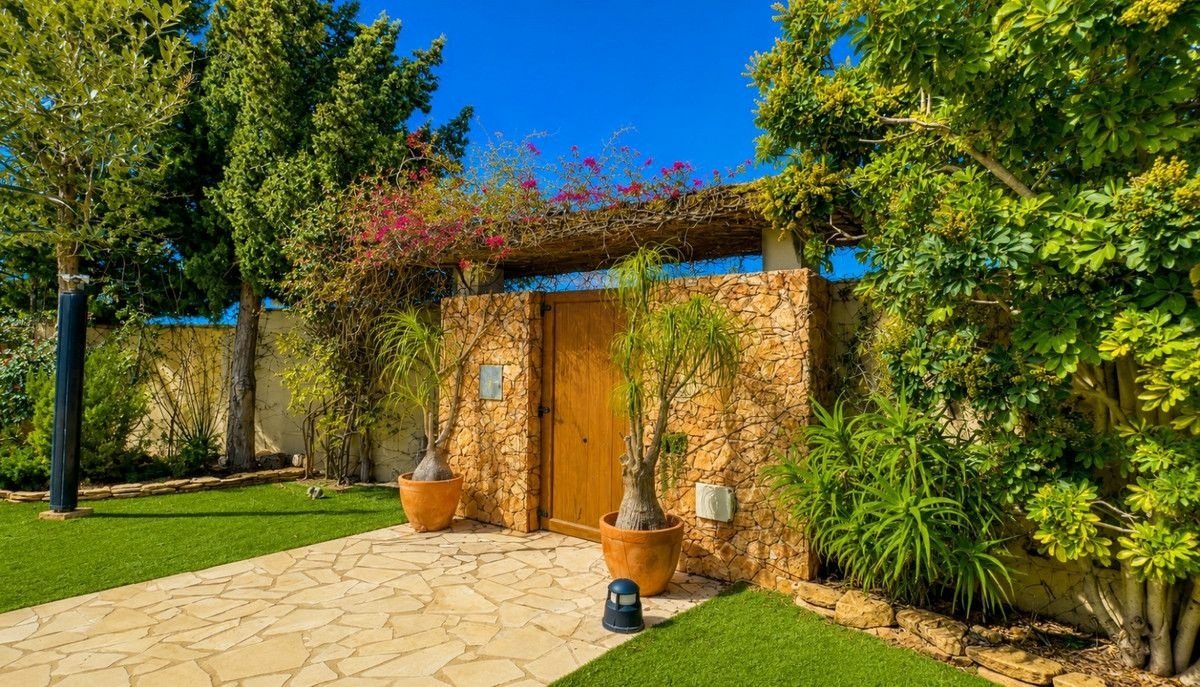 7-bedroom Villa In Orihuela Costa, Spain (450 M²)