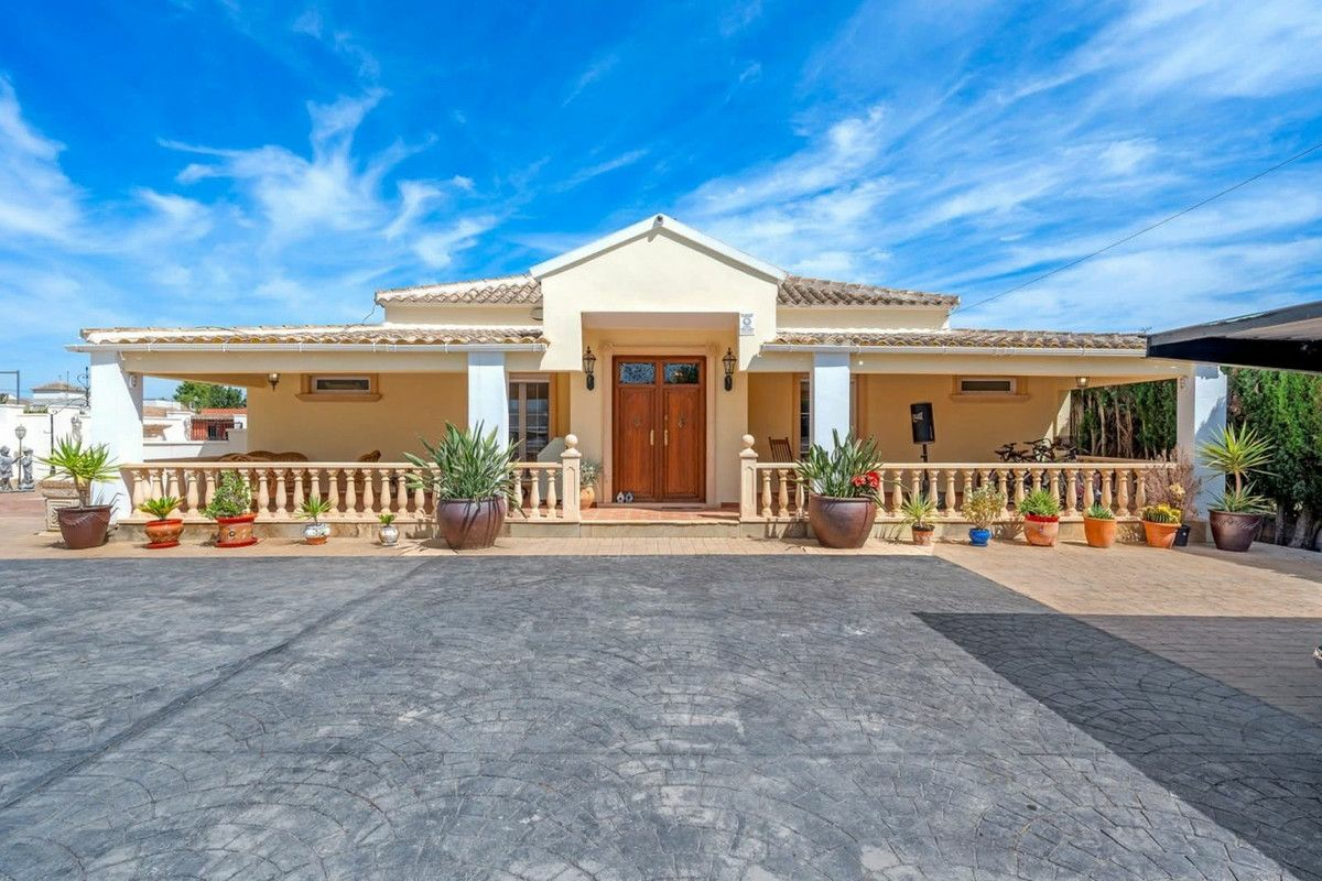 6-bedroom Country House In Almoradi, Spain (300 M²)
