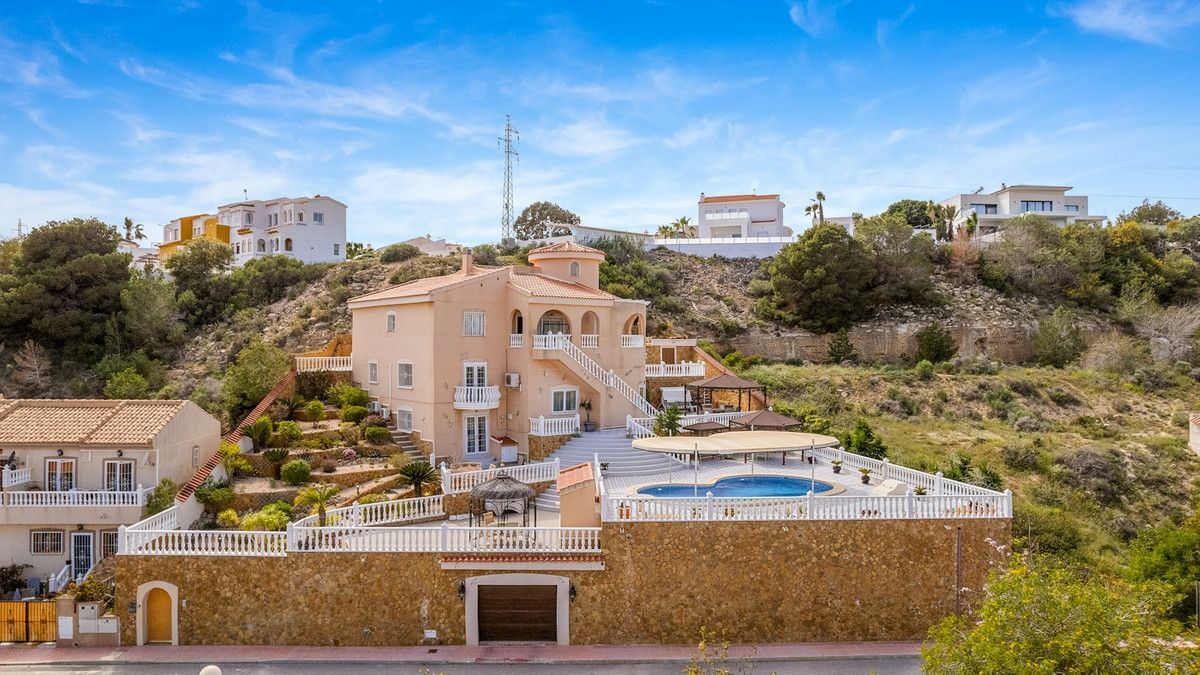 7-bedroom Villa In Rojales, Spain (179 M²)