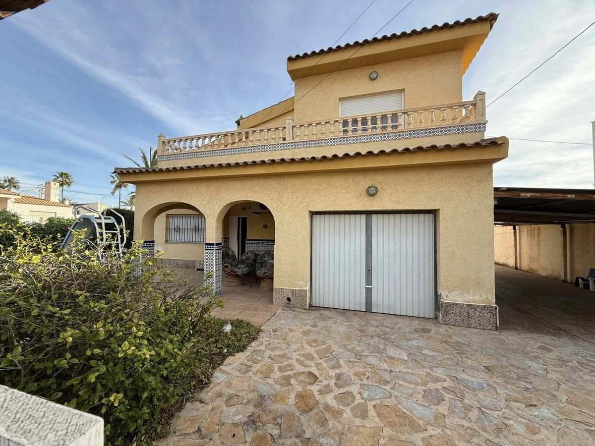 6-bedroom Villa In Torrevieja, Spain (170 M²)
