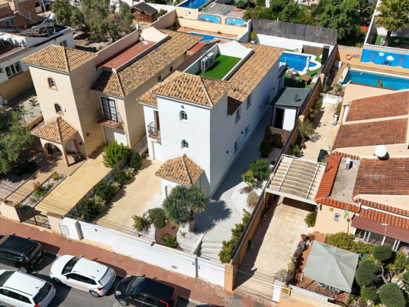 4-bedroom Villa In Torrevieja, Spain (245 M²)