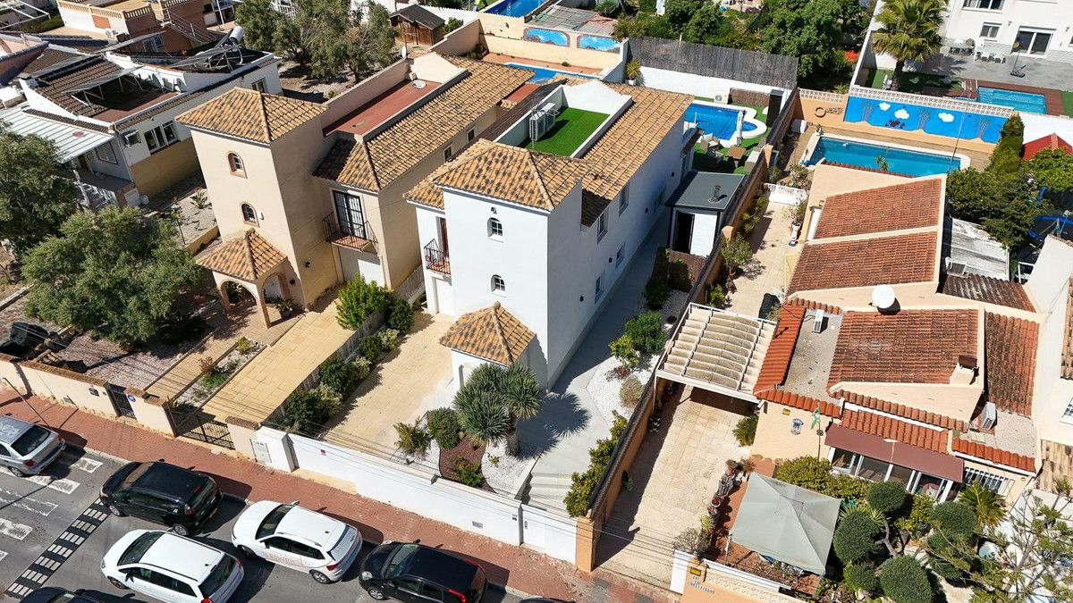 4-bedroom Villa In Torrevieja, Spain (245 M²)