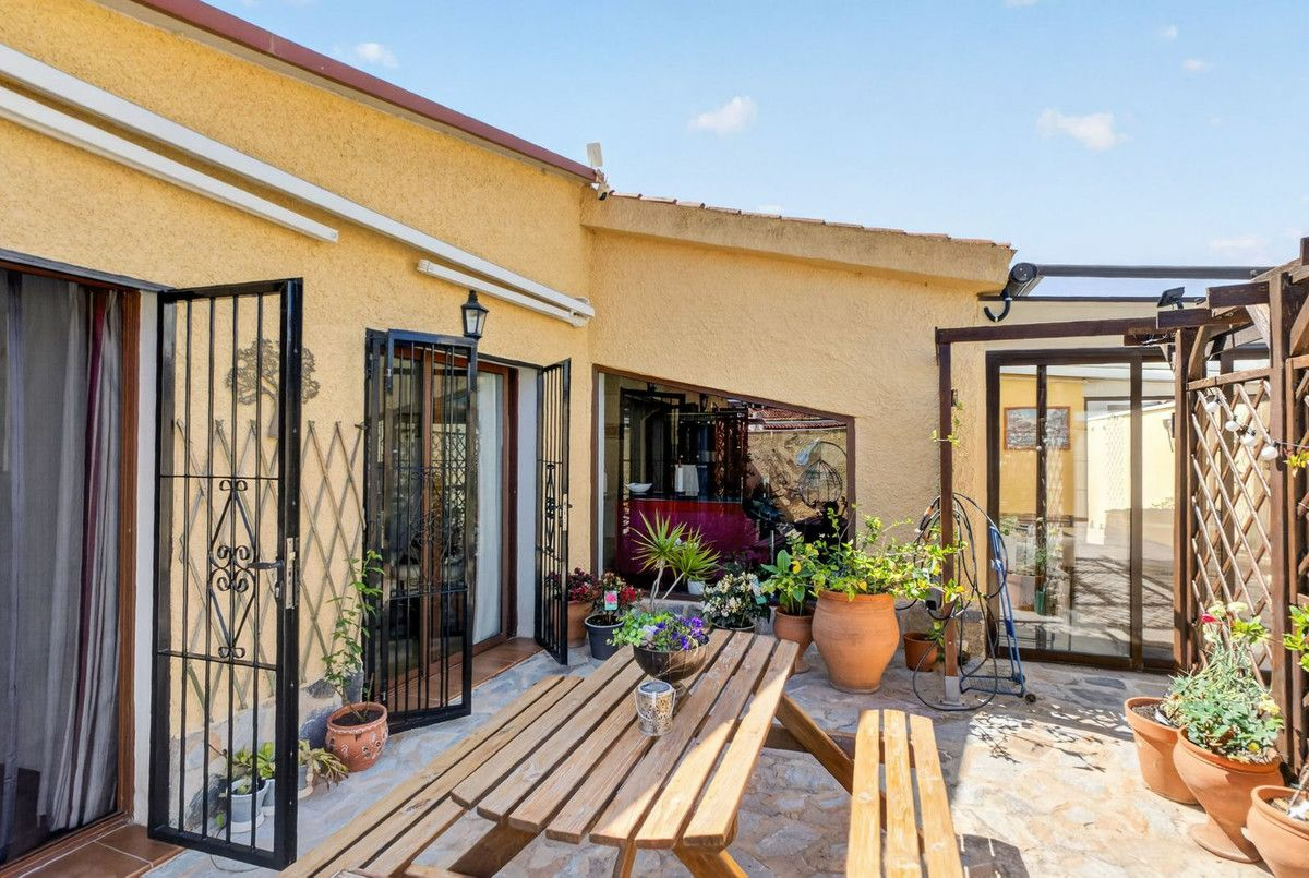 3-bedroom Villa In Torrevieja, Spain (130 M²)