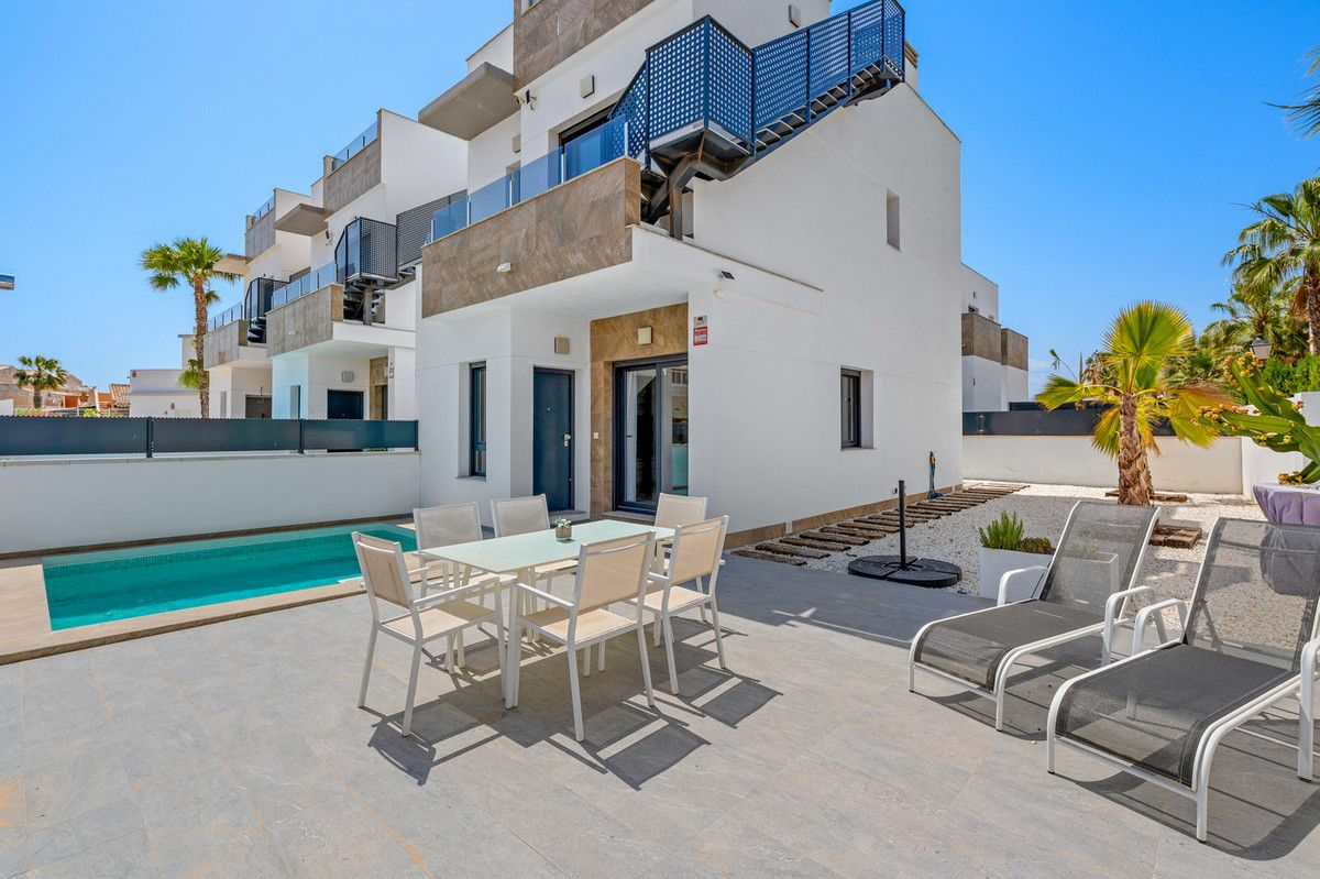 3-bedroom Villa In Torrevieja, Spain (105 M²)