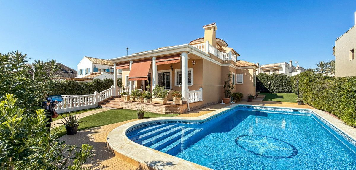 5-bedroom Villa In Torrevieja, Spain (440 M²)