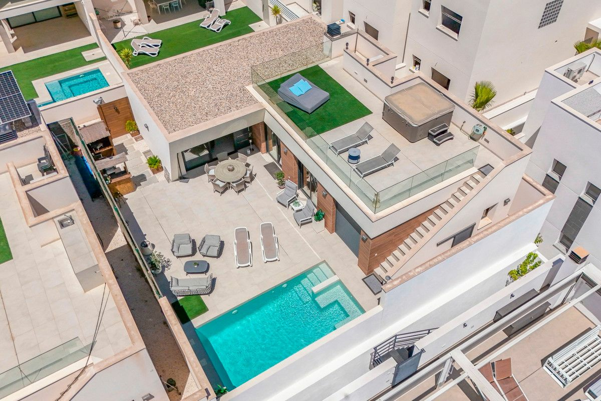 4-bedroom Villa In Benijofar, Spain (240 M²)