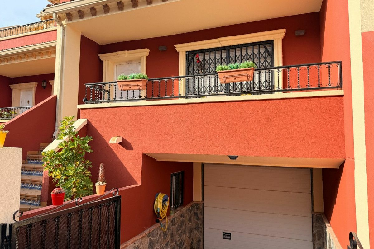 3-bedroom House In Catral, Spain (195 M²)