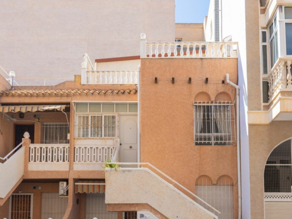 3-bedroom Villa In Torrevieja, Spain (77 M²)