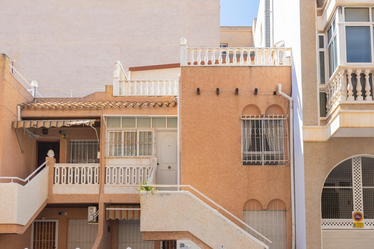 3-bedroom Villa In Torrevieja, Spain (77 M²)