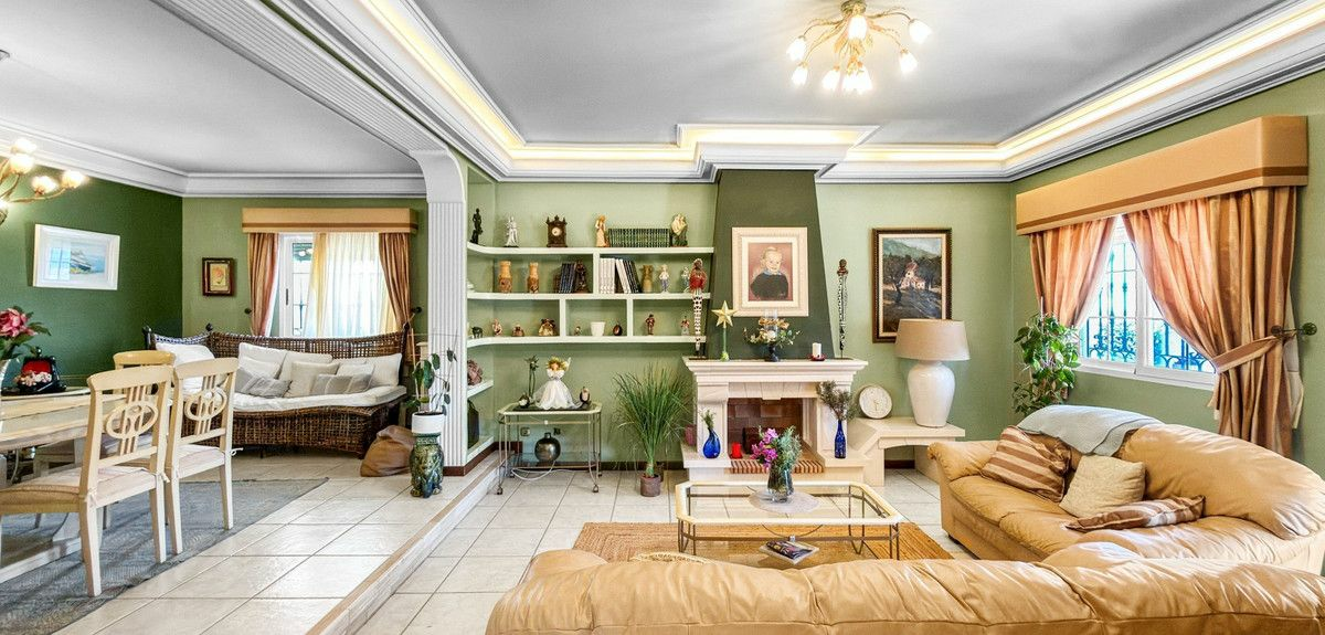 5-bedroom Villa In Torrevieja, Spain (440 M²)