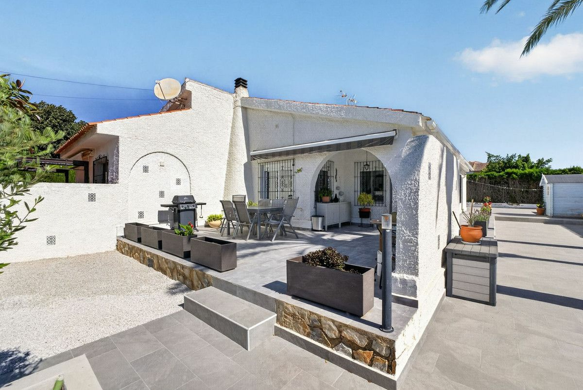 3-bedroom Villa In Torrevieja, Spain (76 M²)
